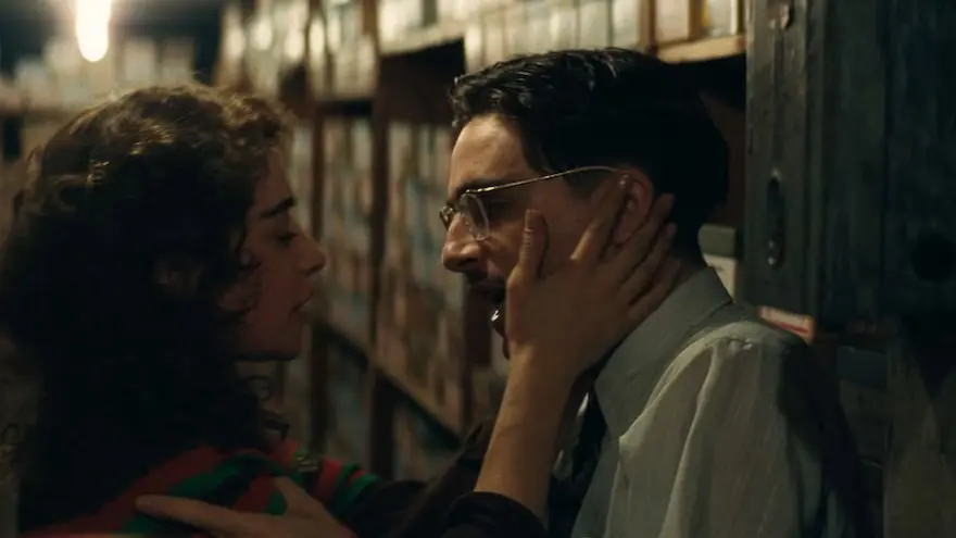 rachel-marty-opening-love-scene-shoe-store-marty-supreme